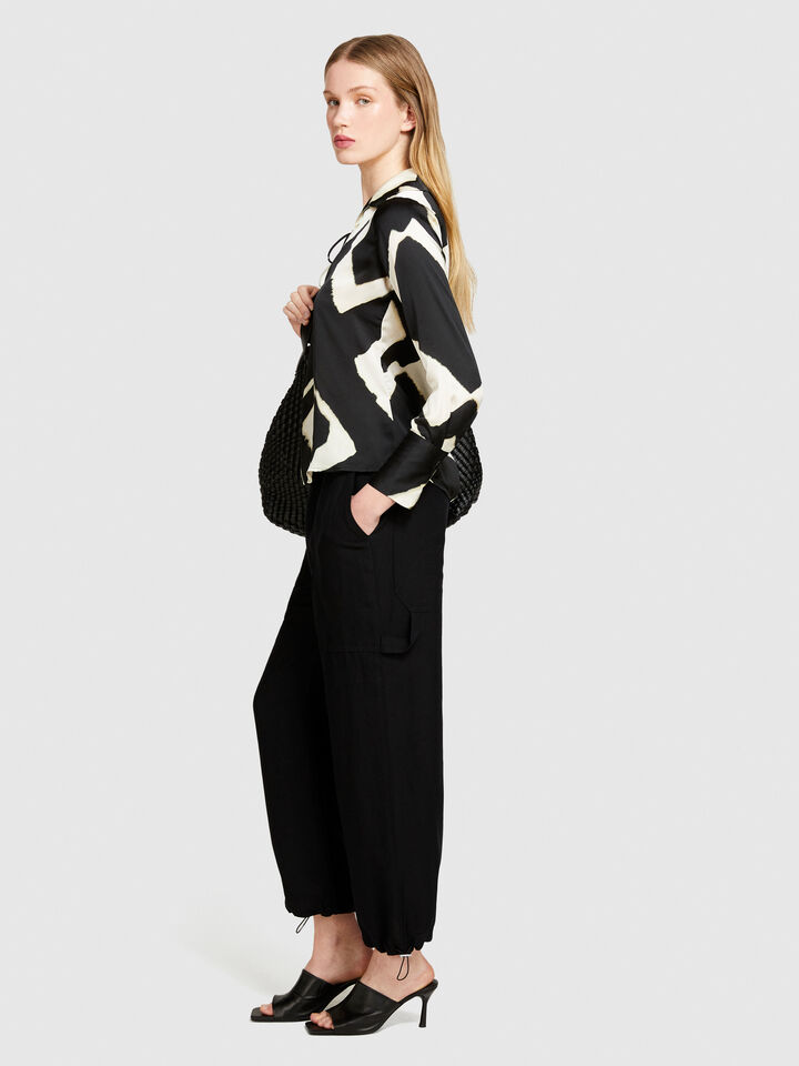 Linen blend cargo trousers - women's carrot fit trousers - Black | Sisley image number 2